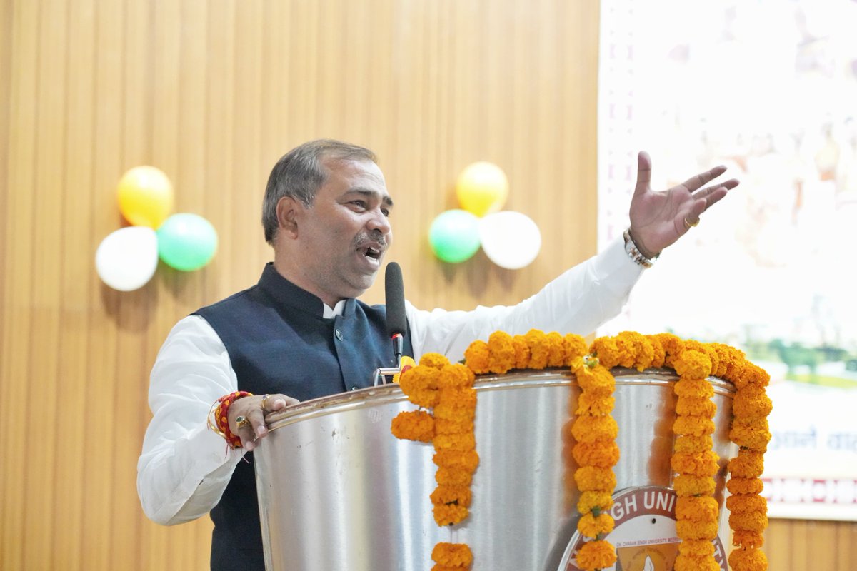 BrijeshSinghBJP's tweet photo. आज मेरठ स्थित चौधरी चरण सिंह यूनिवर्सिटी के प्रेक्षागृह में अखिल भारतीय विद्यार्थी परिषद के आयाम अंतर-राज्य छात्र जीवन दर्शन द्वारा संचालित राष्ट्री��� एकात्मता यात्रा के स्वागत समारोह में बतौर मुख्य अतिथि सम्मिलित हुआ। https://t.co/u4oqDPY5OR