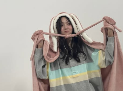 SlightlyWeirdo's tweet photo. Look at this BUNNY yall ......I m gonna eat HER if you don't mind
#ChaeSoBin https://t.co/vQ98JkArTv