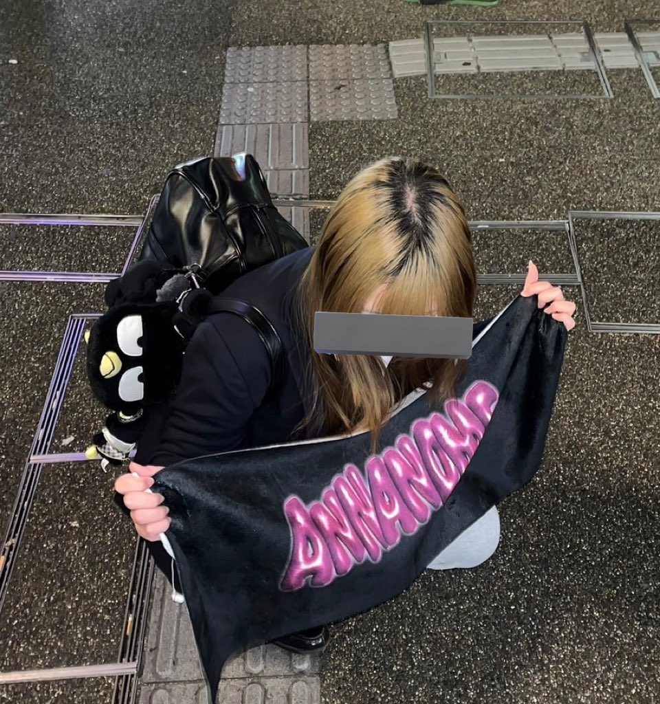 dbm_43's tweet photo. この動画の本人です、顔出てるし反応きもすぎて嫌なんだけど男女関係なく皆さんに気をつけて欲しくて🥲ぶつかられると結構痛いです😭
この動画は2月6日に新宿三丁目駅前辺りで撮られたものでコロナ禍にノーマスクって訳では無いです߹ ߹
標的が分からないですし付近行く方は本当にお気をつけて、、🙏🏻 https://t.co/v0lSh6I7Wm