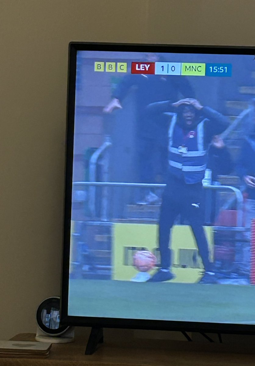 Sanaipei_Cutie's tweet photo. That steward represents all Man City fans against #LOFC
Guardiola and City progress to the 5th round of #EmiratesFACup
#MCFC
#LEYMCI 1-2
#FACup https://t.co/SSvaWzp7fC