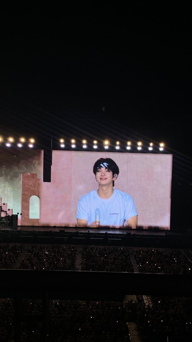 lookscloudy_'s tweet image. sad.                             smile.
#JOSHUA #SEVENTEEN #SEVENTEEN_RIGHT_HERE_JAKARTA
#SEVENTEEN_RIGHT_HERE_JAKARTA_D1
#SVT_RIGHT_HERE_IN_JAKARTA