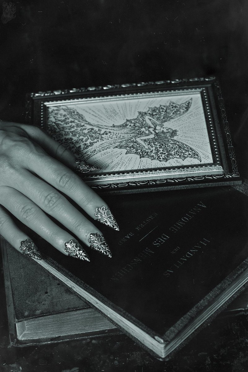 Vintage vibes... 🖤

<a href="/irenselimart/">Irenselim</a> 🤍