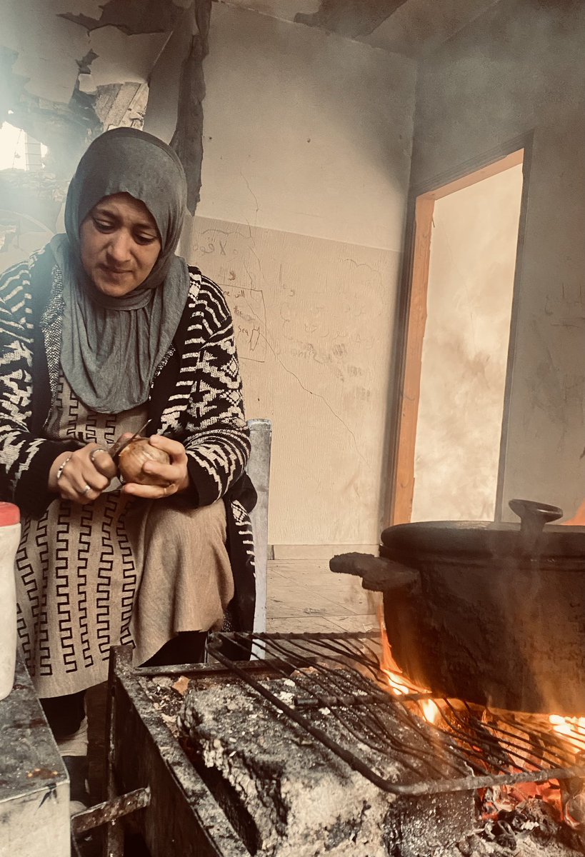 كنت بعيّط من البصلة، كنت بعيّط من النار، بعيّط من دخان الحطب والبلاستيك والبرابيش اليّ كتم ع نفَسي لسنة ونص، يمكن كنت بتحجج بالبصلة عشان بدّي أعيط، عشان تعبنا من حياة ما بتشبهنا، حياة ما بتلبقلنا، حياة معقدة جدًا، بدائية، صعبة، وشاقّة أكثر فأكثر.
بتعرفوا، احنا مرّات كتير عيّطنا