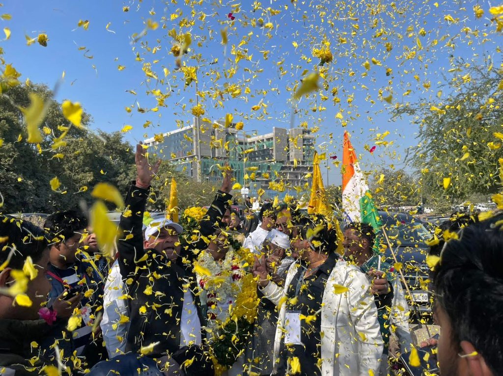 शुक्रिया बल्लीमारान ❤️✌️

तीसरी बार मुझ पर विश्वास जताकर मुझे बल्लीमारान विधानसभा की अवाम ने जो ख़िदमत की ज़िम्मेदारी दी है उस विश्वास और प्यार  के लिए सभी का तहे दिल से शुक्रिया।