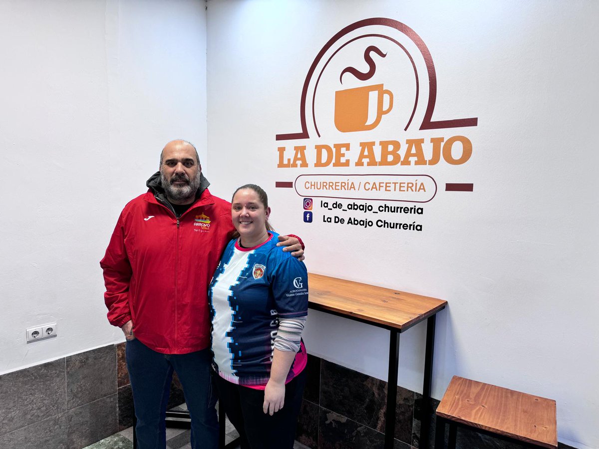 ARROYOBALONCES1's tweet photo. Aquí tenemos parte de nuestros patrocinadores principales nuestro club, recibiendo el cubre de esta temporada.  Muchas gracias  sin vosotros  no sería posible. VALKIRIA,  CHURRERIA LA DE ABAJO, CONGELADOS LUIS  Y  TRANSGRUAS GUZMÁN. https://t.co/YqP6OEcCvb