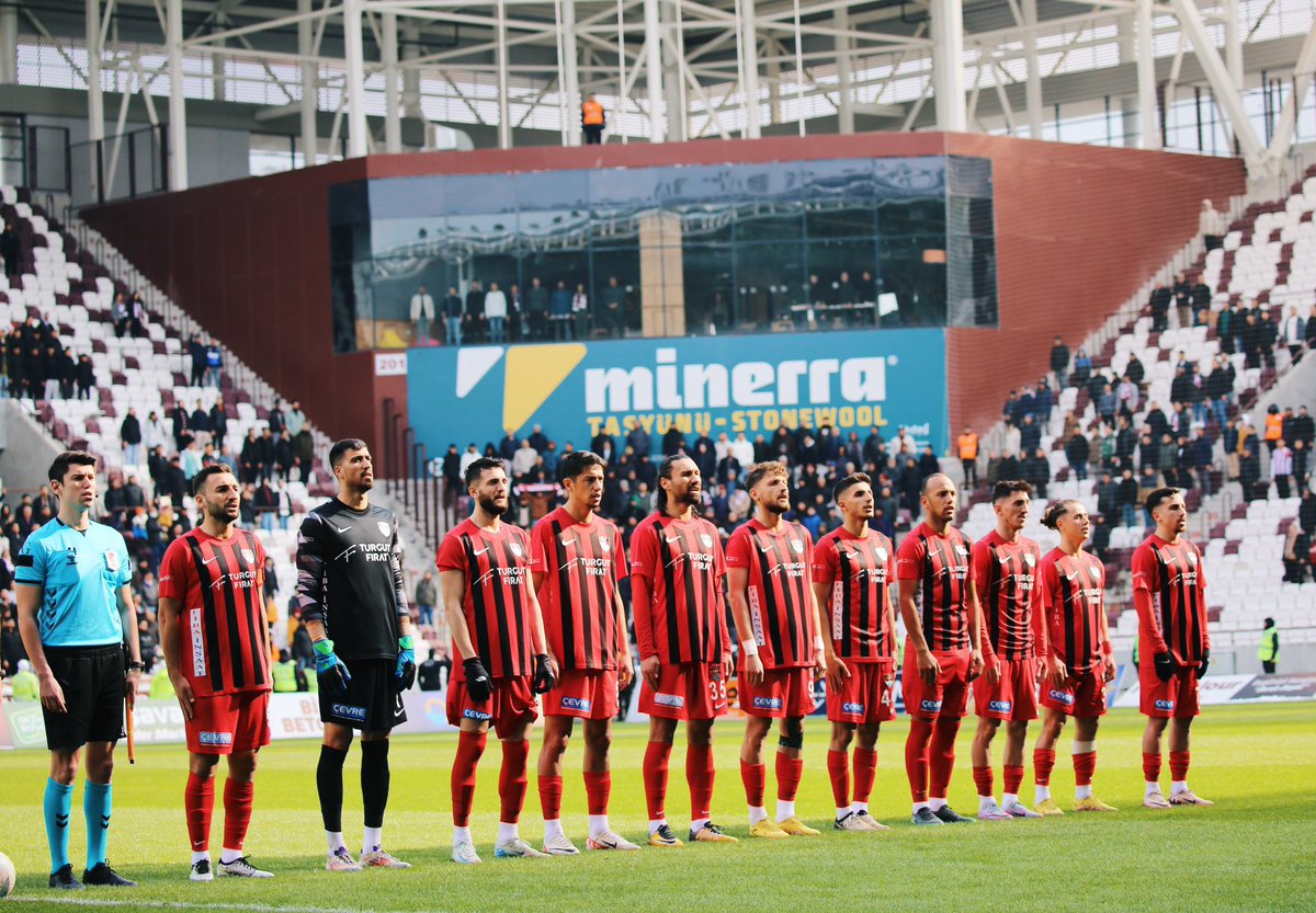 Elazığ’da oynanan Vanspor maçında, Vanspora yapılan saldırıyı da Haksızlığı da kabul etmiyoruz! 

Maça önce atanan Hakemin Batmanlı olmasını kabul etmeyen Elazığ, itiraz ve lobi sonucu Bursalı hakemi atatırdı. 

Hakemin Vanspora karşı sürekli haksız kararlar vermesi maç sonunda