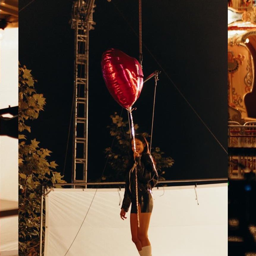 jenniesmotion's tweet photo. jennie toda feliz volando mientras grababa love hangover en mexico😭 https://t.co/ber6Okpl89