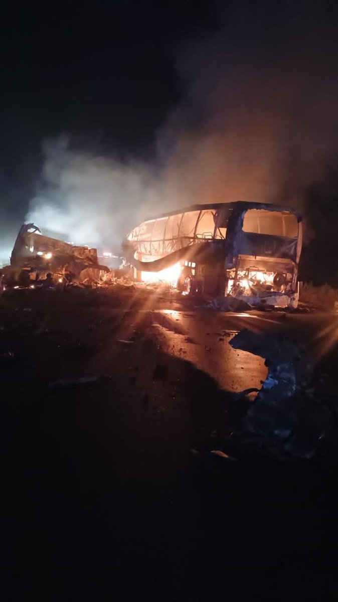 LumaLpez1's tweet photo. Ocurrió cuando un tráiler impactó contra un autobús de la línea #Acosta, unidad que partió de #Cancún ayer 7 de febrero a las 14:00 horas con destino a Villahermosa y Comalcalco, según testigos. https://t.co/oasiu6X8Rd