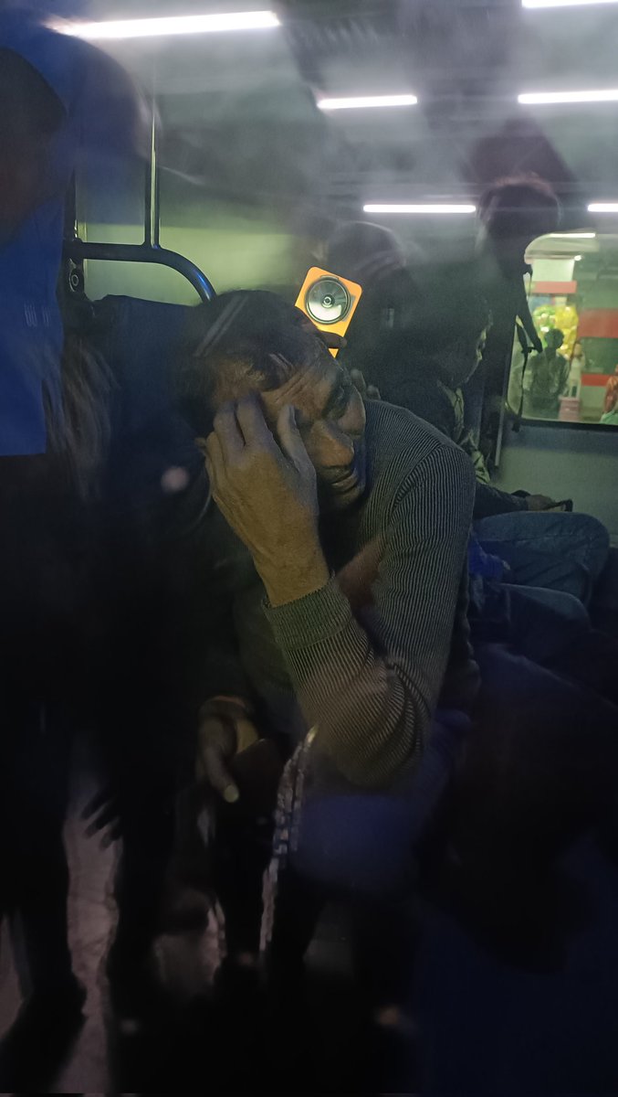 cric_ritesh's tweet photo. This is bihar police... Andar se gate lock kr hans rahe hain... Ye haal ac coach ka hai... Gate andar se lock hai aur bahar jiska ticket hai wo khade hain 

@bihar_police @AshwiniVaishnaw https://t.co/Hb3qXyl3ry