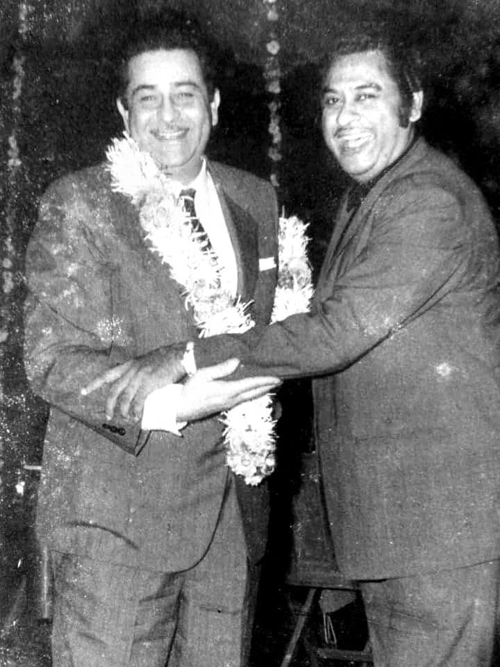 BombayBasanti's tweet photo. Raj Kapoor with Kishore Kumar
#rajkapoor #showman #kishorekumar #kishoreda #bollyoodflashback https://t.co/WWmsVKaeWM