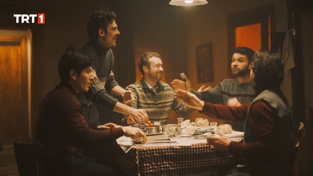 "Durun kalabalıklar, bu cadde çıkmaz sokak!"

#BirZamanlarİstanbul