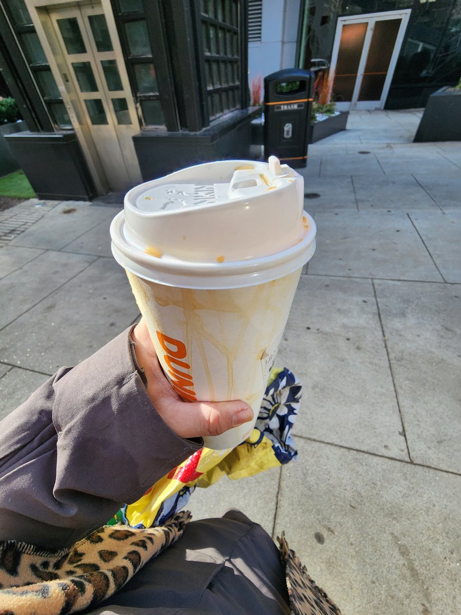 buffywb56's tweet photo. @dunkindonuts why does all the hot coffee leaks? https://t.co/mthkvF5ayH