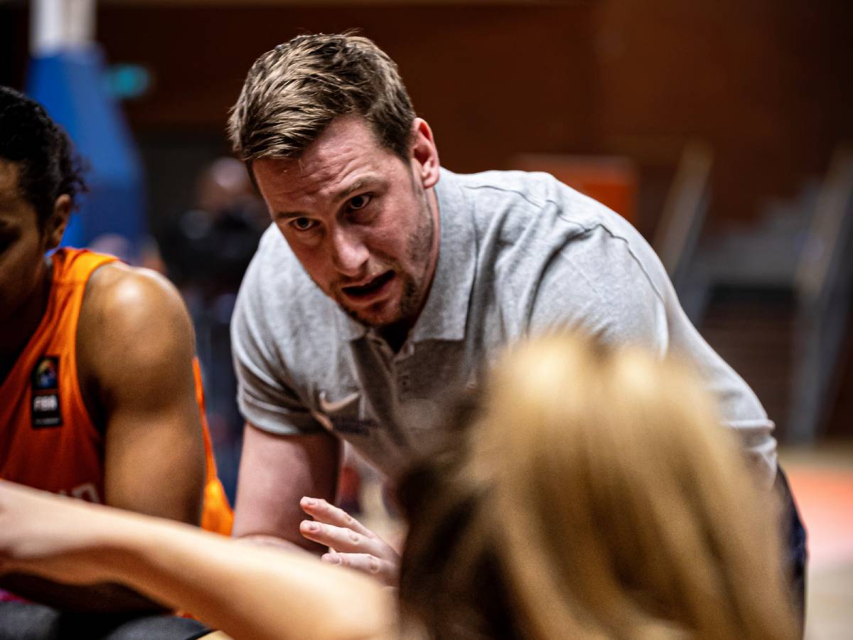 Basketball_NED's tweet photo. 𝐕𝐎𝐎𝐑 𝐎𝐑𝐀𝐍𝐆𝐄 𝐋𝐈𝐎𝐍𝐒-𝐕𝐑𝐎𝐔𝐖𝐄𝐍 𝐊𝐎𝐌𝐓 𝐌𝐎𝐓𝐈𝐕𝐀𝐓𝐈𝐄 𝐓𝐄𝐆𝐄𝐍 𝐒𝐏𝐀𝐍𝐉𝐄 𝐕𝐀𝐍𝐙𝐄𝐋𝐅

Coach Van Sliedregt verwacht zinderende zaal - tickets voor Spanje nog beschikbaar

https://t.co/96bm7MJAcE https://t.co/fevEHw2xM4