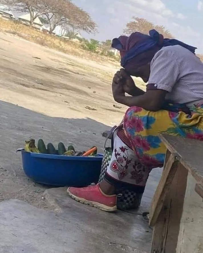 Nyabuna nubona aba babyeyi barimo gucuruza, ujye ubagurira kandi ntujye mubyo gusaba gukatuza, kuko n'ubundi baba baguhereye kugiciro cyo hasi. Ntabwo baba barimo gucuruza ngo bahinduke abakire, aba arimo kwirwanaho ashaka imibereho no kuramuka!