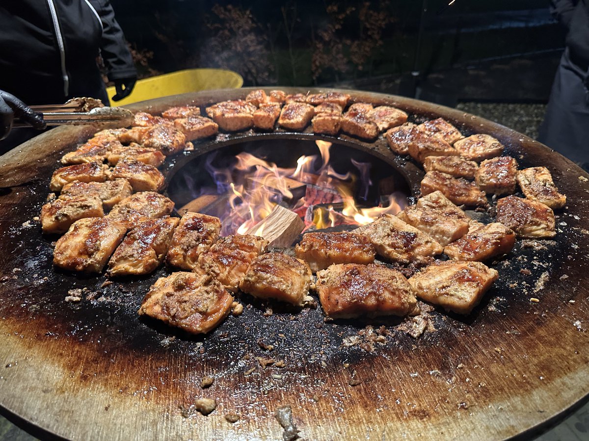 SlagerijvGuilik's tweet photo. Wist je dat wij ook #BBQ &amp; #Catering kunnen verzorgen met onze #Ofyr's en #Kamado's?

Mooie grote stukken vlees, lekkere grilde groentes en opgemaakte borden. Geef ons jouw specifieke wensen door, wij denken graag met je mee of vraag ons naar de mogelijkheden! https://t.co/L5kjIuibgU