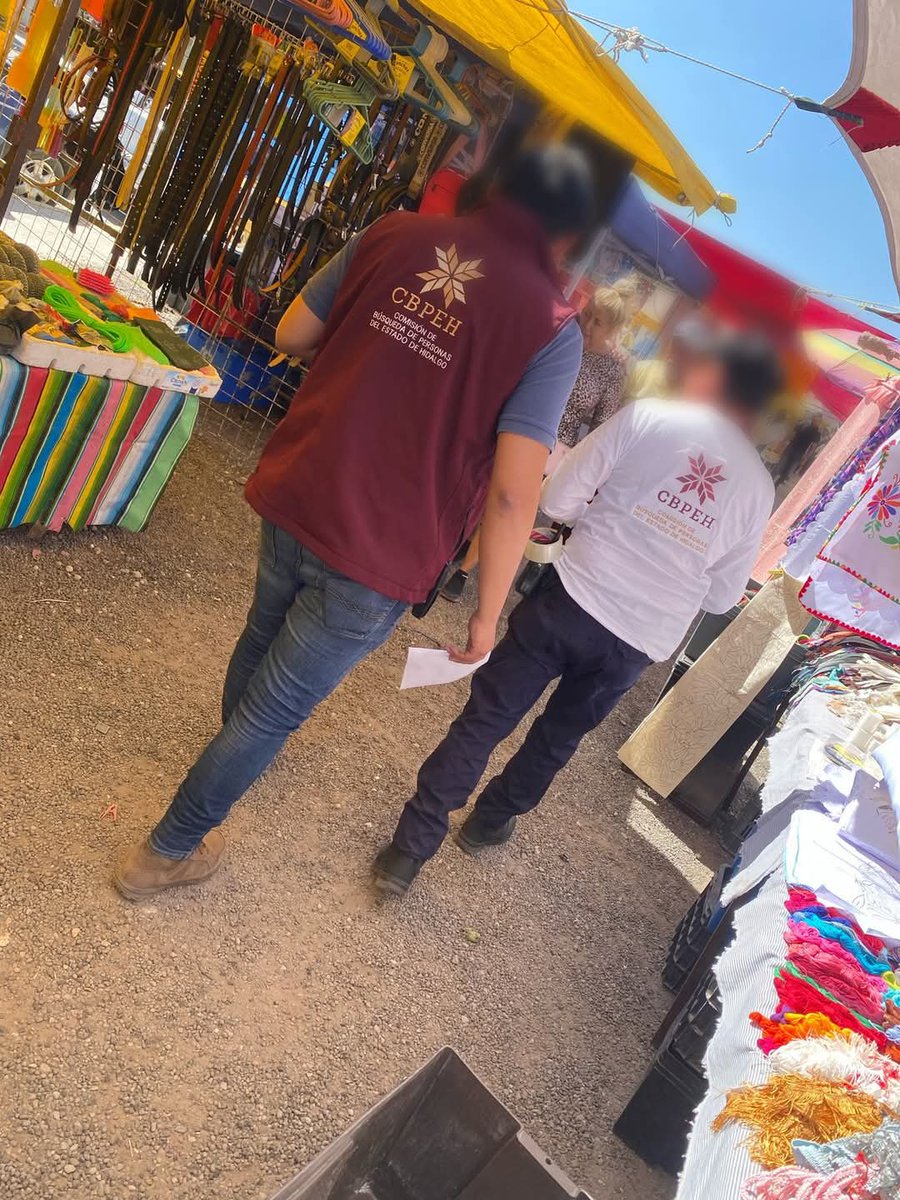 CBPEHidalgo's tweet photo. La Comisión de Búsqueda de Personas del Estado de Hidalgo, llevó a cabo pega y difusión de fichas en el tianguis de la Colonia El Tezontle, del municipio de Pachuca de Soto, Hgo. 

#SecretariaDeGobierno
#TodosEnLaBúsqueda
#PrimeroElPueblo
#CBPEH https://t.co/Hb68ILAHdU