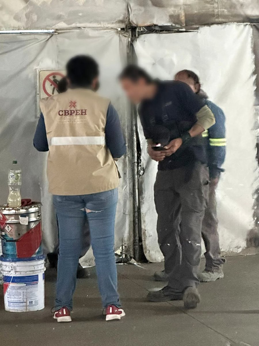 CBPEHidalgo's tweet photo. La Comisión de Búsqueda de Personas del Estado de Hidalgo, llevó a cabo pega y difusión de fichas en el tianguis de la Colonia El Tezontle, del municipio de Pachuca de Soto, Hgo. 

#SecretariaDeGobierno
#TodosEnLaBúsqueda
#PrimeroElPueblo
#CBPEH https://t.co/Hb68ILAHdU