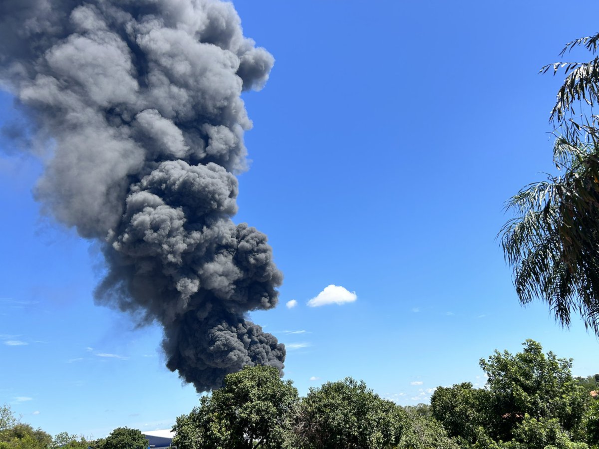 wochenblattpy's tweet photo. Großbrand im XBRI Reifenlager im Hafen San José #incendio #puerto #xbri https://t.co/cI3JOZMiwk