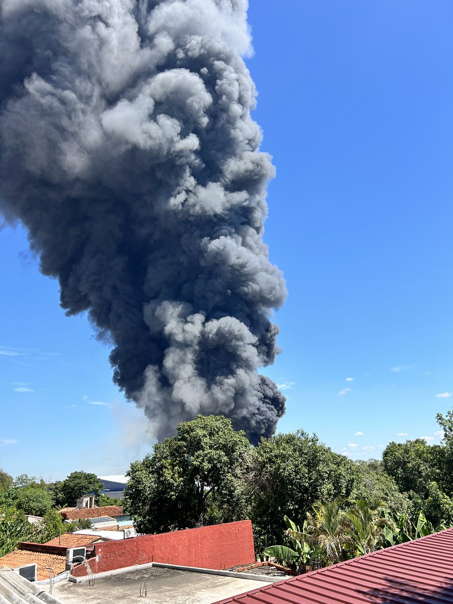 wochenblattpy's tweet photo. Großbrand im XBRI Reifenlager im Hafen San José #incendio #puerto #xbri https://t.co/cI3JOZMiwk