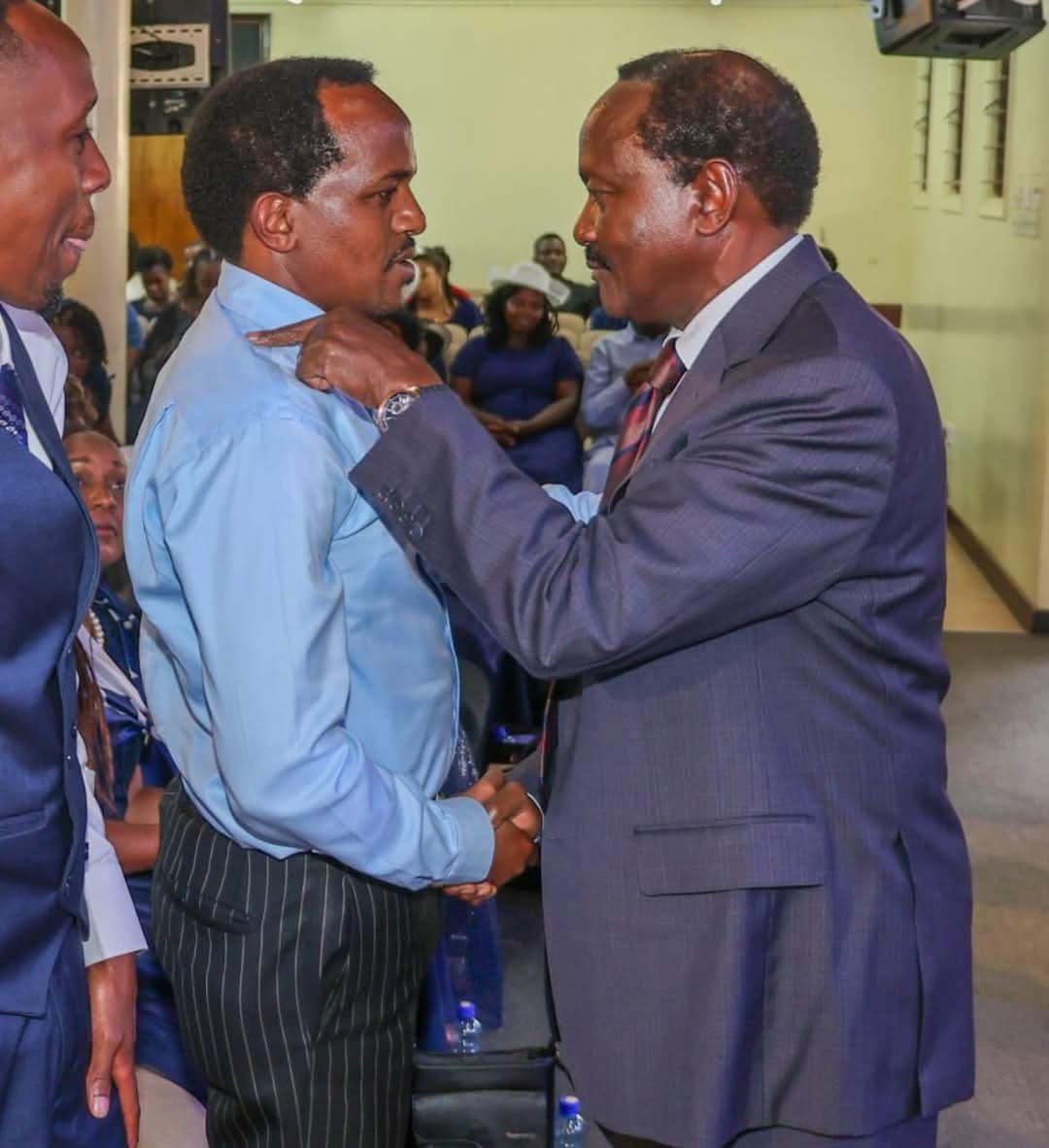 Wiper party leader Kalonzo Musyoka consoles two sons of his long term Friend, the late Daniel Kimanzi.
The sons of his long term friend look like Kalonzo Musyoka.