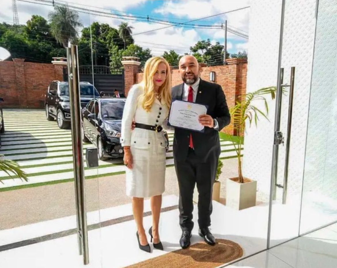 expressnewsPy's tweet photo. MEDIO SE PRESTA PARA INTENTO DE BLANQUEO A DIPUTADO Y CONCEJALA
El otrora bastión del periodismo puro y duro, @nanduti @NandutiTv , cayó a lo más bajo intentando blanquear al diputado @OrlandoArvalo8 y la concejala por Lambaré, Carolina González, con una entrevista light 🧵 (1) https://t.co/HYnJNMyKOK