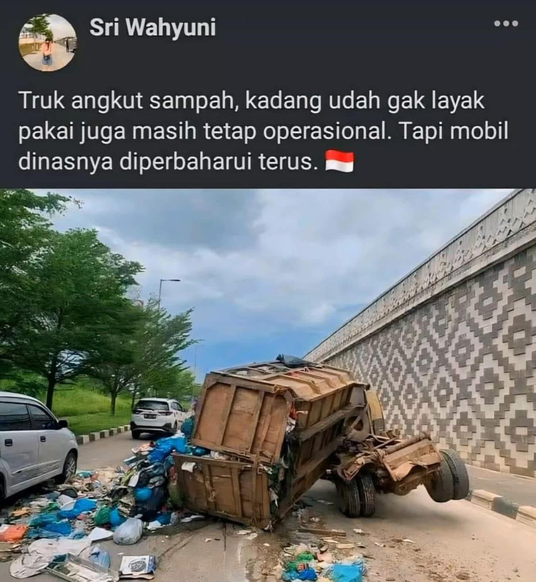 sosmedkeras's tweet photo. Tumben ada truk tumbang kaga dijarah Ama warga 🤣 https://t.co/AjILUBIGTg