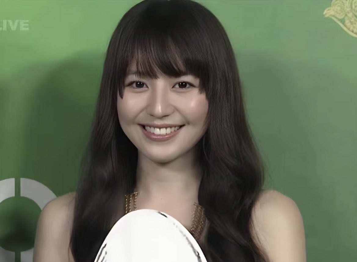 pometab's tweet photo. 当時22-23歳の長澤まさみちゃん、ビジュアルもスタイルも最強すぎる….. https://t.co/1kHRCMNf5c