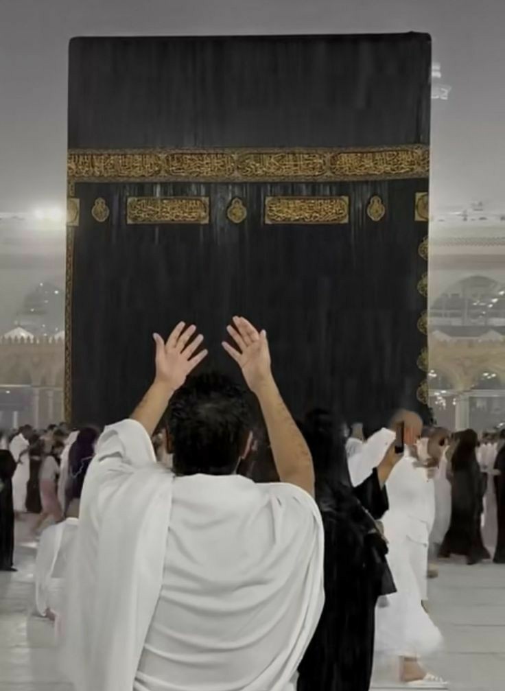 arab11__'s tweet photo. In Makkah 🕋, ask for the impossible, for there are no limits for God. https://t.co/QP6iKFBdGd