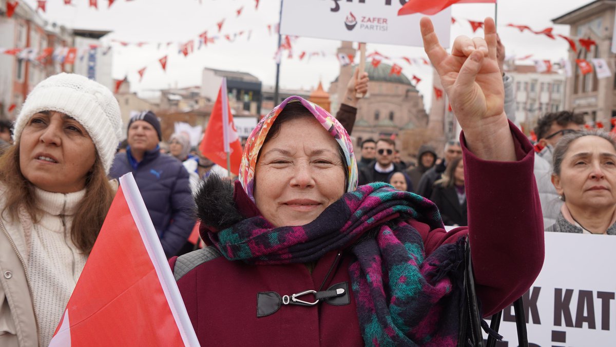 Türk Milleti 'Özdağının' yanında
