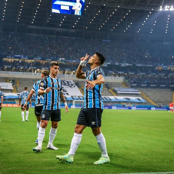 Dia do primeiro GreNal de 2025!

Última vitória do #Gremio 🇪🇪 em clássicos foi em maio de 2023, com Suárez em campo, por 3 a 1. De lá pra cá, são 4 vitórias consecutivas do #Inter 🇮🇩.

Duelo vale a melhor campanha do Gauchão 🔥

📸 Lucas Uebel