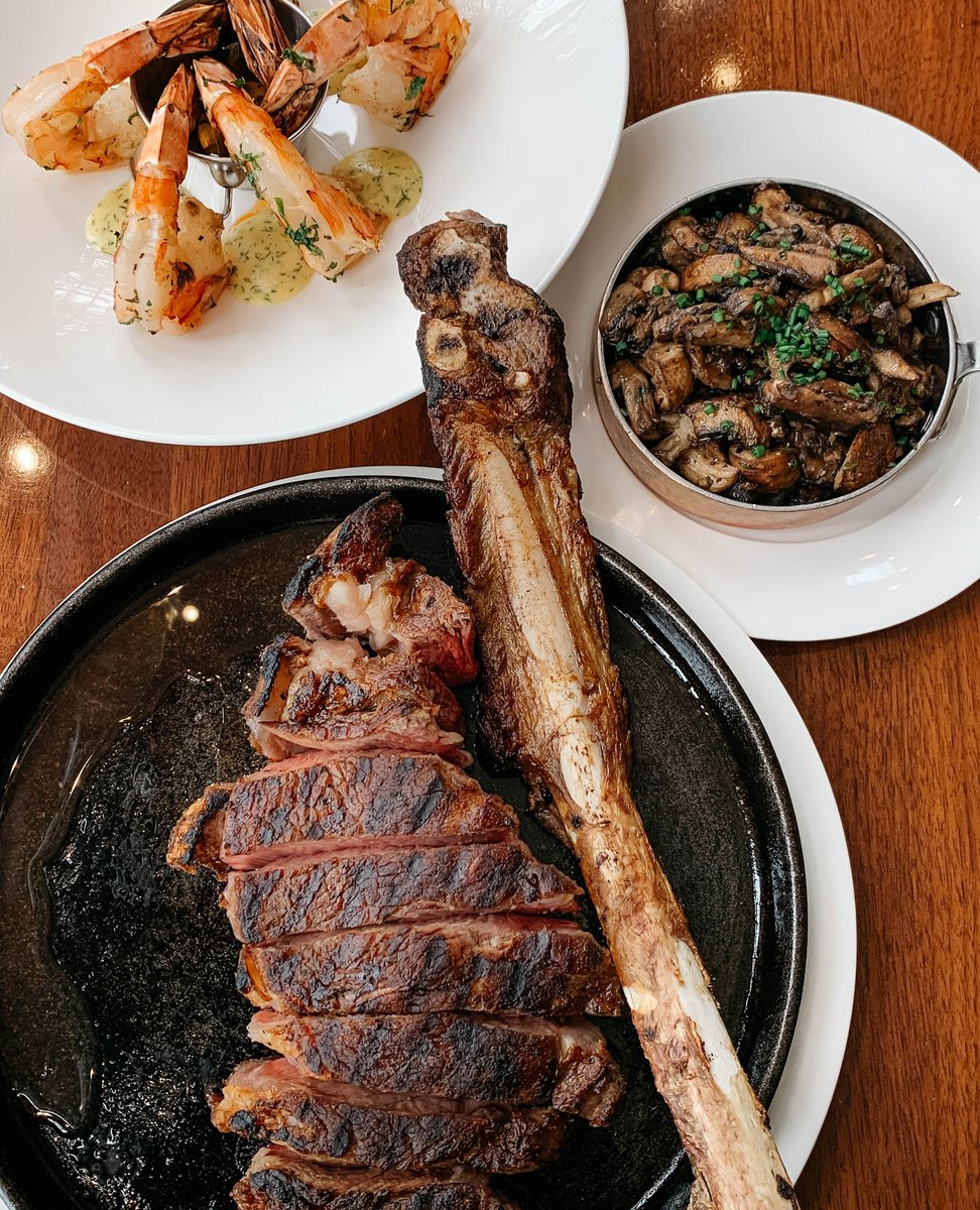 A cut above the rest. The weekend starts with steak. 🍷🥩
Reservations at BlueBloodSteakhouse.com

#BlueBloodSteakhouse #SteakLovers #FineDiningToronto #LuxuryDining