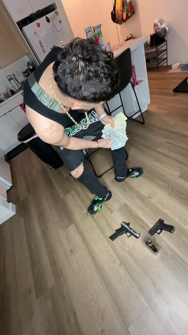 SwSteeze's tweet photo. 1 blue hunnid she’ll dance for me 💰 https://t.co/Ns8hr3MUWp