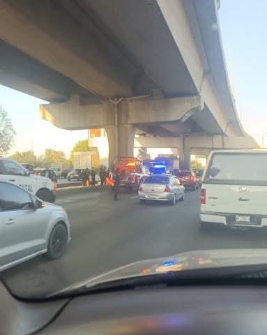 AAngelopolitana's tweet image. @AAngelopolitana 

🔴🔴🔴 Se confirma el dec3s0 de un peregrino sobre la México-#Puebla, a la altura de #LaMaria. Manejar por precaución porque en la zona hay tráfico. ✝️🕊️

#QDEP #Puebla #Entérate