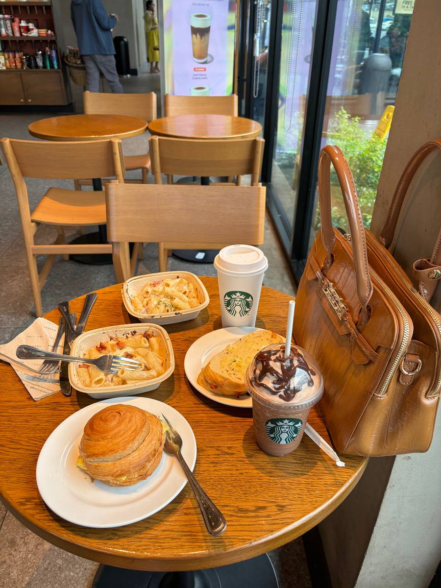 kelybels_'s tweet photo. Sarap ng bagong flavor ng SB palong palo sa signature chocolate 🥹😋🥰 https://t.co/6m4ryyKRbv