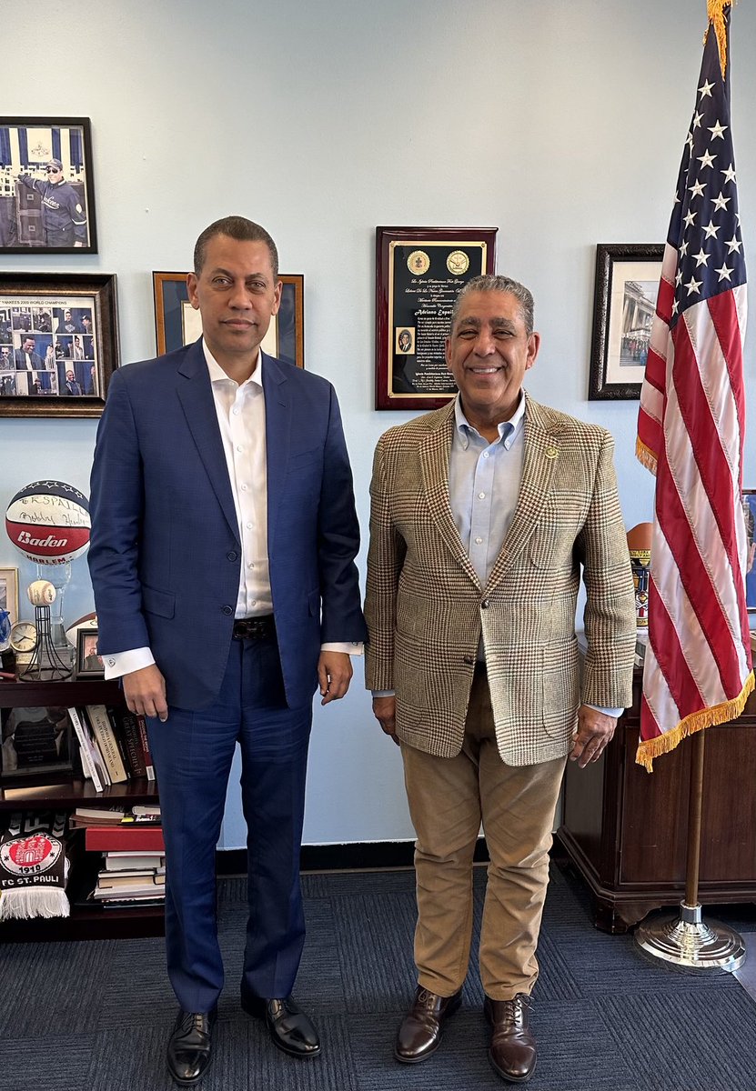 ggomezmazara's tweet photo. Gracias al congresista Adriano Espaillat por un largo intercambio, recordando tantos episodios y reiterando afectos que datan de muchos años. Tener un legislador de origen dominicano en Washington es satisfactorio.👍 https://t.co/XODU53UEhJ