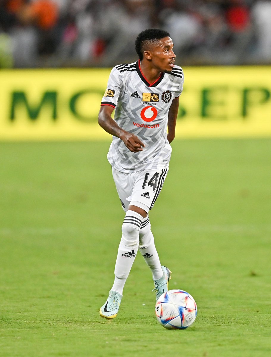 Rashlicious's tweet photo. #OrlandoPirates #MamelodiSundownsFC @orlandopirates @Masandawana for the Whipping that Orlando Pirates got they really need Monnalepule Saleng, Let them Put Pride Aside... https://t.co/60ITZGfhoB