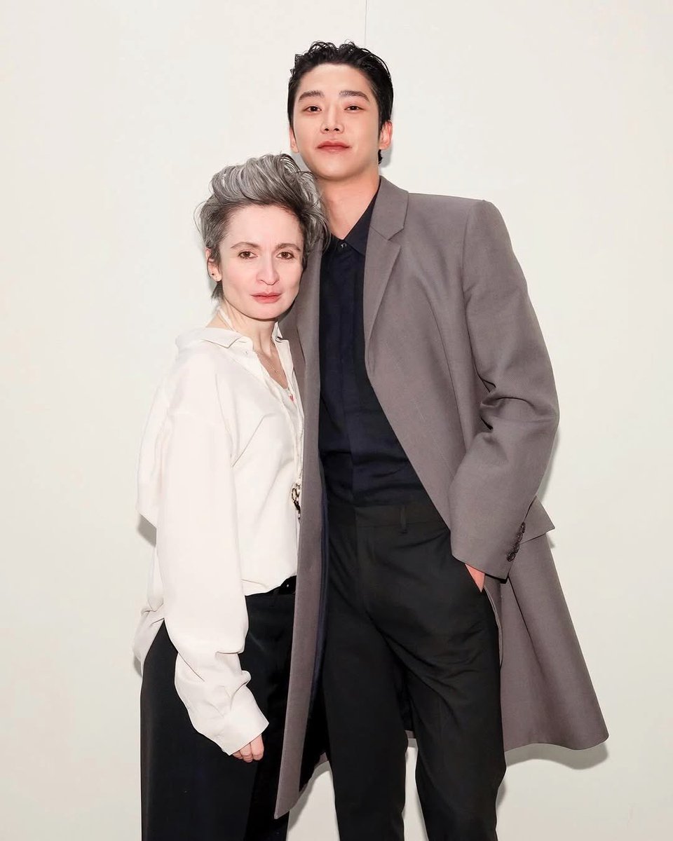 ROWOON_TH's tweet photo. 250208 📷 ewsbdi IG update!
“NY with CK amazing show🤙🏻”
โรอุนลงรูปที่ถ่ายคู่กับคุณ Veronica Leoni - Creative Director คนล่าสุดของ @CalvinKlein ค่ะ
#calvinklein #calvinkleincollection
#ROWOONxCalvinKlein #로운 #ROWOON #ロウン #โรอุน https://t.co/P0hvgKAWUL