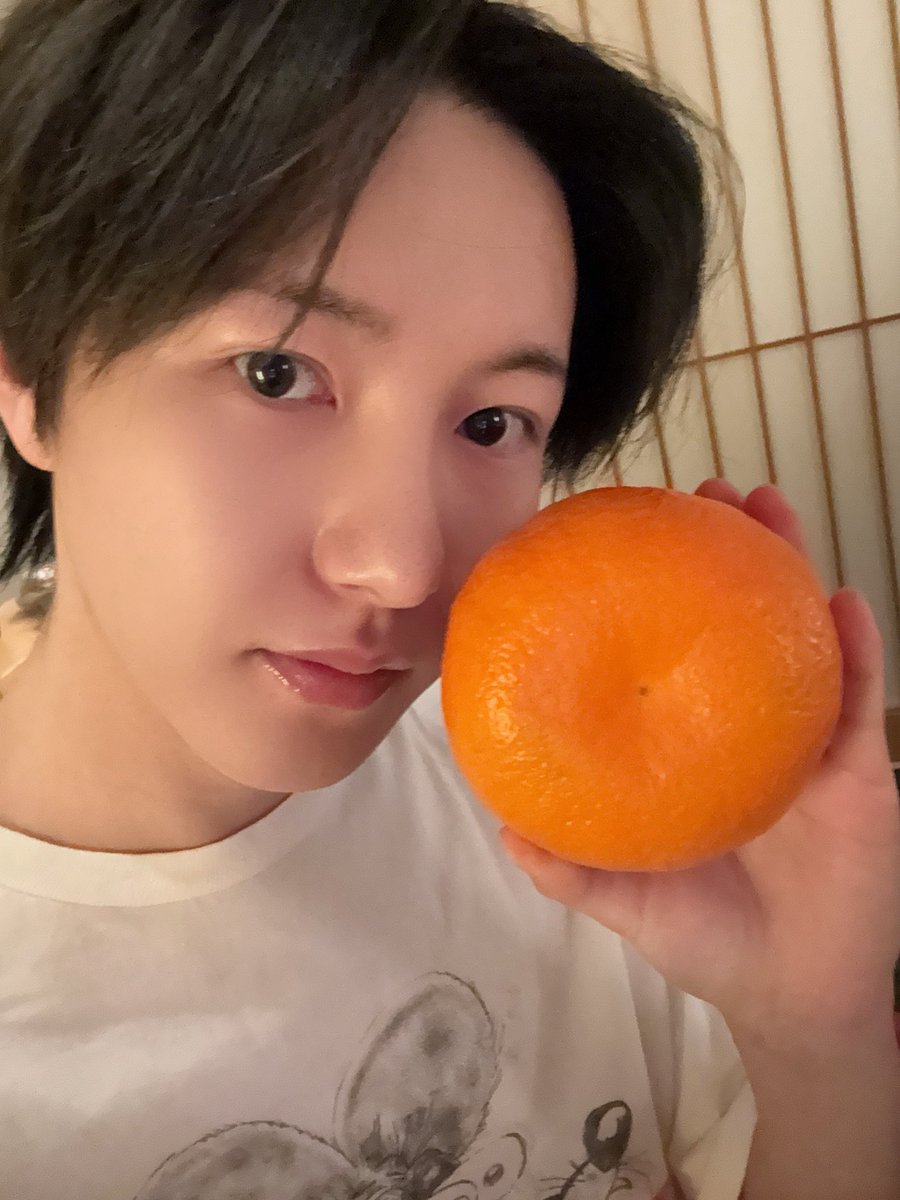 โห อินจุนส่งบบมา แงๆๆๆเอนดุมาก ฮีส่งรูปตัวเองคู่ส้มมาละบอกว่า ส้มใหย่เท่าหน้าเรย 🍊🍊🍊

มะจิงๆๆๆๆๆ ส้มใหย่กว่าตัวอินจุนด้วยซ้ำ