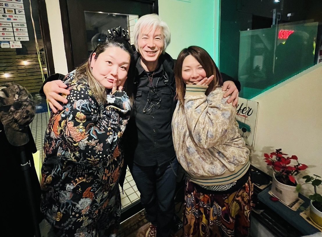 seijirururu's tweet photo. みんなの拳✊ニャーの手🐈麦ソコール🍻
たまらなかったー。グッときました。

オーナー兼最強PAの茅根さん広美みっちゃんのエモい3ショット(20年来です)✨

ステージ袖からのスナックちゃんみつ、カッケェわー。

セクシー全開の中熊兄やん。照明バッチリすぎ😊 https://t.co/XJoHBuCOQ0