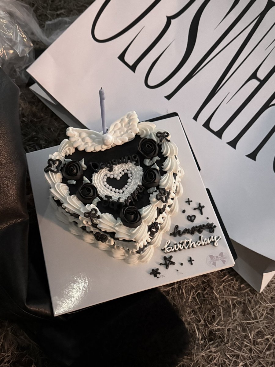 gimmeurkissx's tweet photo. 𝐇𝐚𝐩𝐩𝐲 𝐁𝐢𝐫𝐭𝐡𝐝𝐚𝐲...♡♥
@ johnnyjsuh

#JOHNNYBEginningOf30s 
#쟈니생일_이걸_어떻게_잊어요 https://t.co/Ulzhw69kWa