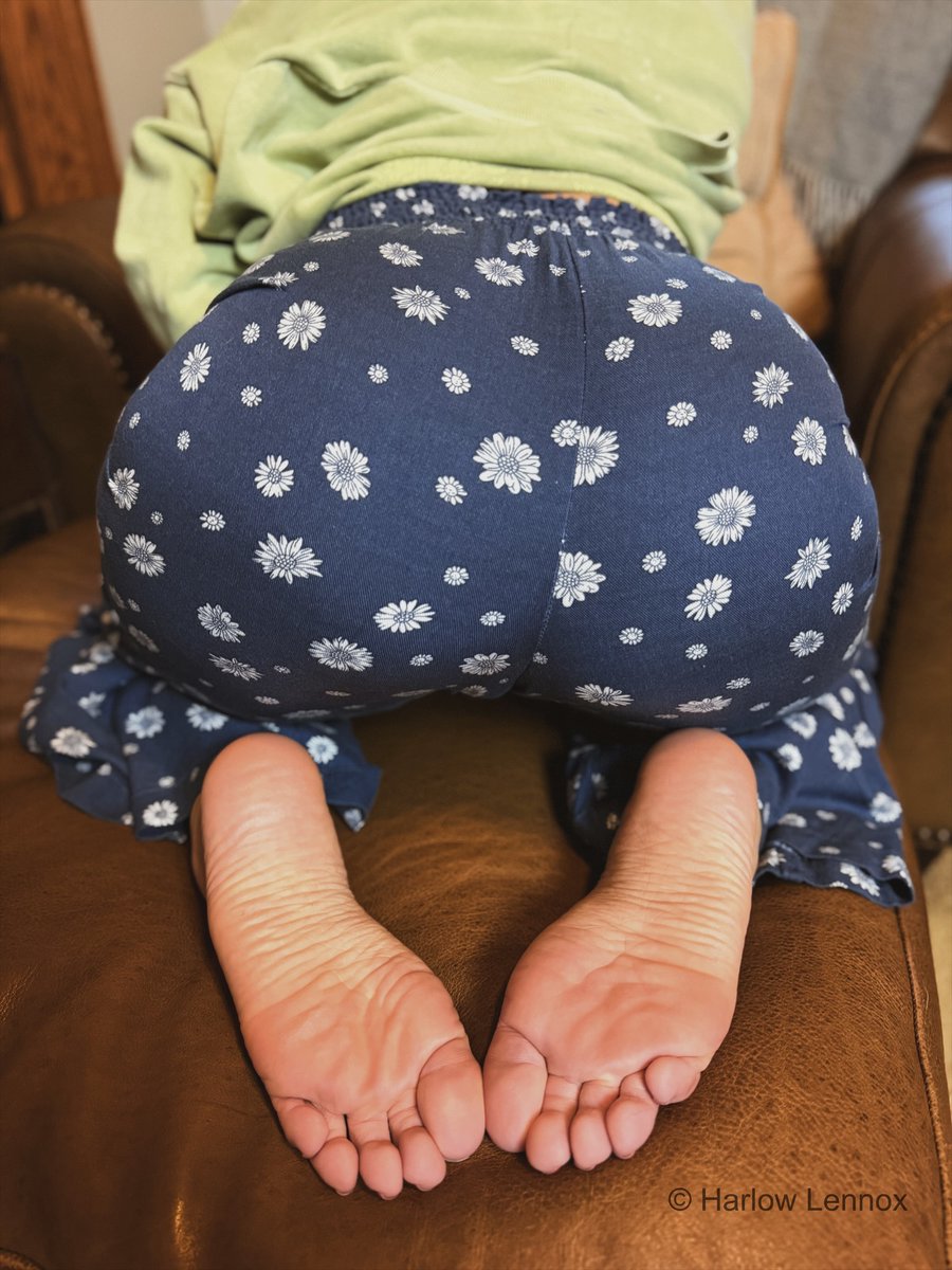 I literally CAN NOT tell you how much I love getting my feet worshipped 😍📷 Do you think you love worshipping feet more than I love getting them worshipped? 📷🤪