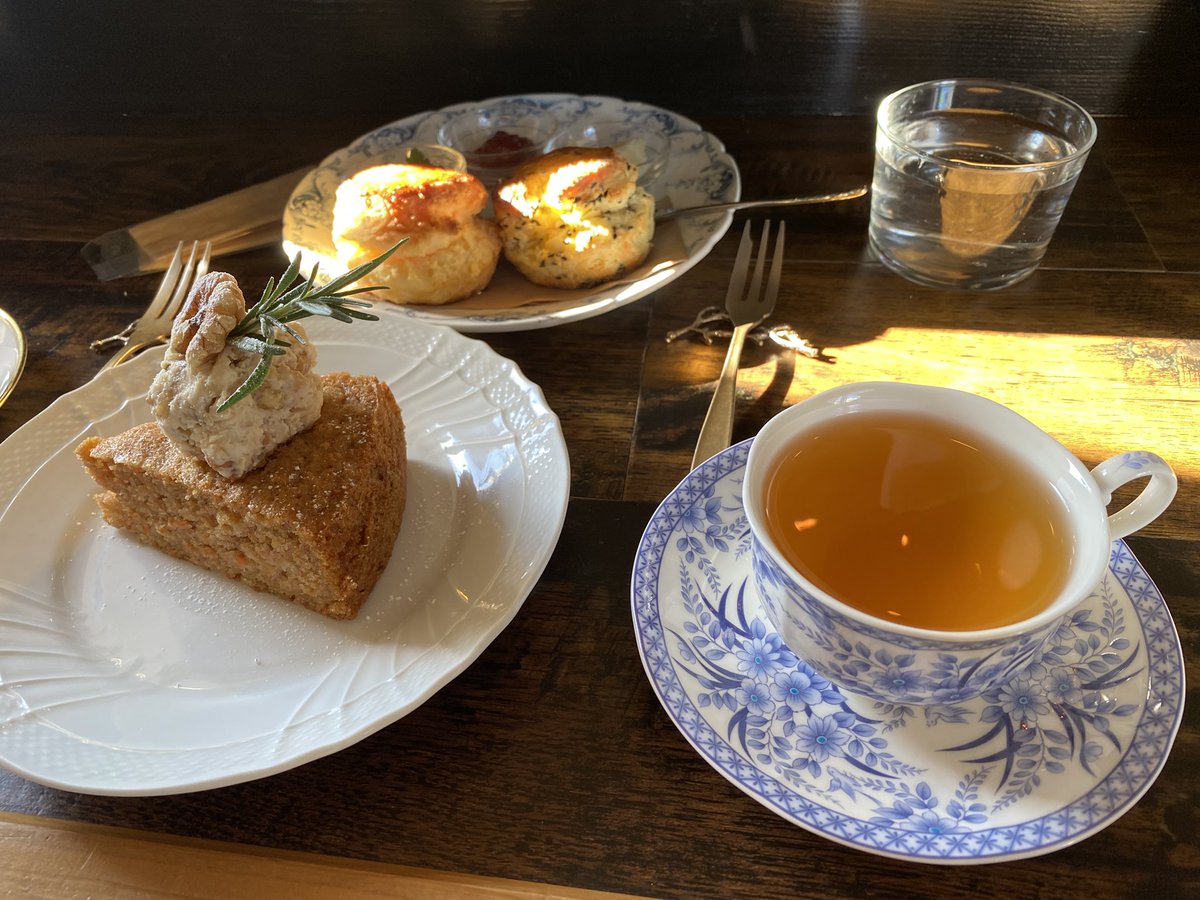 ひと足はやく春に出会ってきました🌸

桜の紅茶☕️
いちばんすきかもしれない 🫧
茶器も桜で魅力的……❀.*ﾟ
黒ごまのスコーンもたいへん美味でした♡

2月はもう行けないかもしれないのできょう伺えてよかった𓂃 𓈒𓏸 𓋜 . *
親友ちゃんも気に入ってくれたようでうれしい🫖
