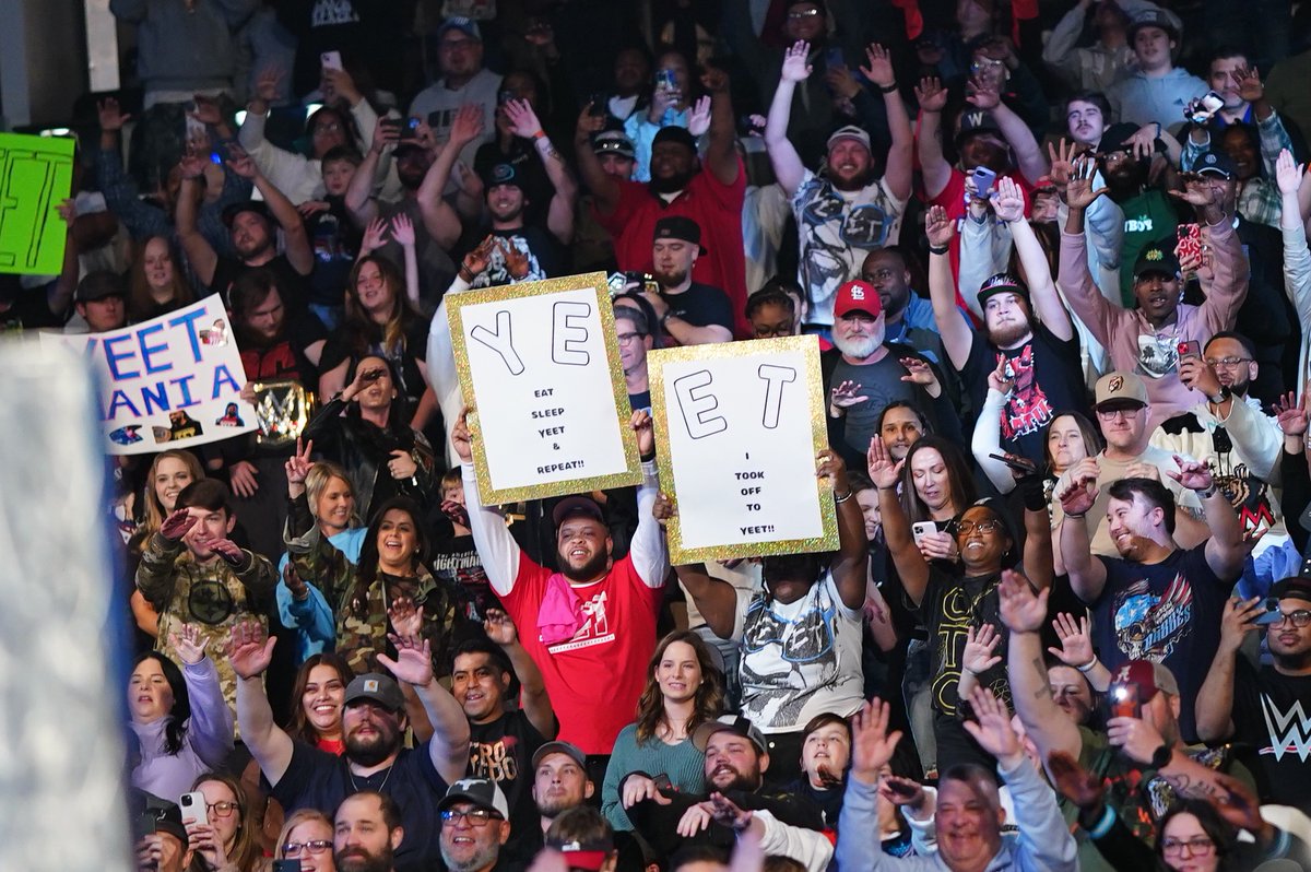 WWE's tweet photo. Memphis, Tennessee brought the signs last night on #SmackDown! 🔥 

Washington, DC! Let's see what ya got next week 👀 https://t.co/UUThelEp4l