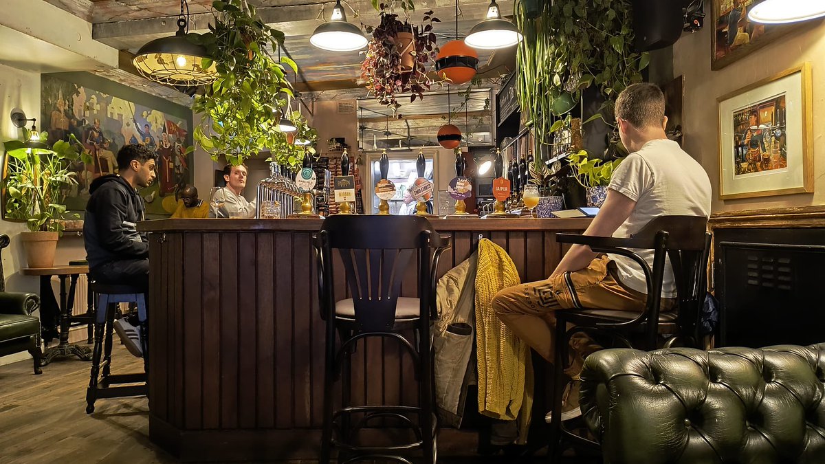 PubsSaving's tweet image. Beautiful ceiling at The Robin #crouchhill in the midst of being finished. 😍 🍺Effortlessly cool. Drinking a diverse range of cask ales from independent breweries. Cask rules everything around me. #bestpubs #favouritepubs #caskales