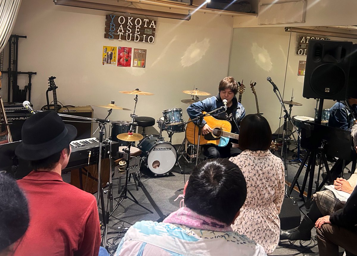 hiroco_hi's tweet image. ラジオ番組企画のオープンマイクに山口こうじさんがふらりと立ち寄ってくれました！
まさかのこうじさんの登場に沸き立ちついつい歌っていただいちゃいました！
音楽が好きな人が集まってみんなでラララ〜も歌って最高な時間でした〜！！！

#町田
#yokotabasestudio