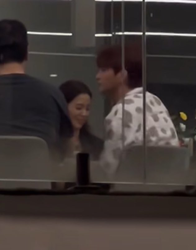 kdramahandle71's tweet photo. #BACKPINK's #JISOO and #SeoInGuk were spotted dining at Cebu. https://t.co/p1Go2D3Nru