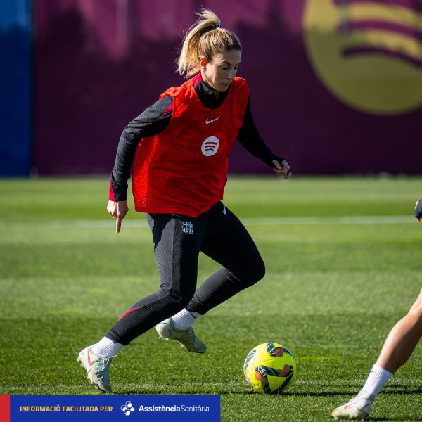 FCBfemeni's tweet photo. ❗️COMUNICAT MÈDIC

▶️ La jugadora del primer equip femení Alexia Putellas s'ha fet un esquinç al turmell esquerre durant l'entrenament d'aquest dissabte. El temps aproximat de baixa és de 3 setmanes. https://t.co/upd0QqYvZe