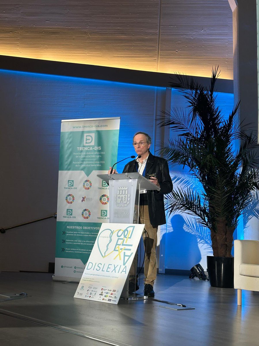TrencaD's tweet photo. El Dr. @FranciscoCarrat presenta evidencia científica sobre la comorbilidad de la #dislexia y otros problemas del neurodesarrollo. También apunta a los beneficios de la musicoterapia en adolescentes. #IICongresoDislexiaTrencadis https://t.co/VPdHMx9EBa
