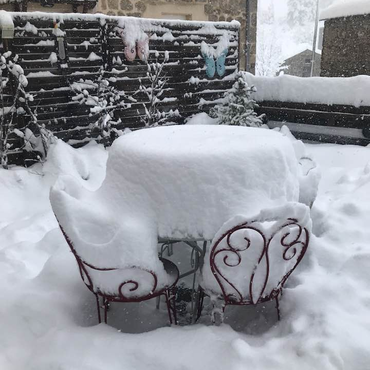 Alpenweerman's tweet image. ❄️Inmiddels is er in #Lozère #Frankrijk al zo'n  50 cm sneeuw gevallen! Lokaal kan er meer dan 1 meter sneeuw gaan vallen. 📷 Châteauneuf-de-Randon op ongeveer 1200m. ( © Jacques Dourau)