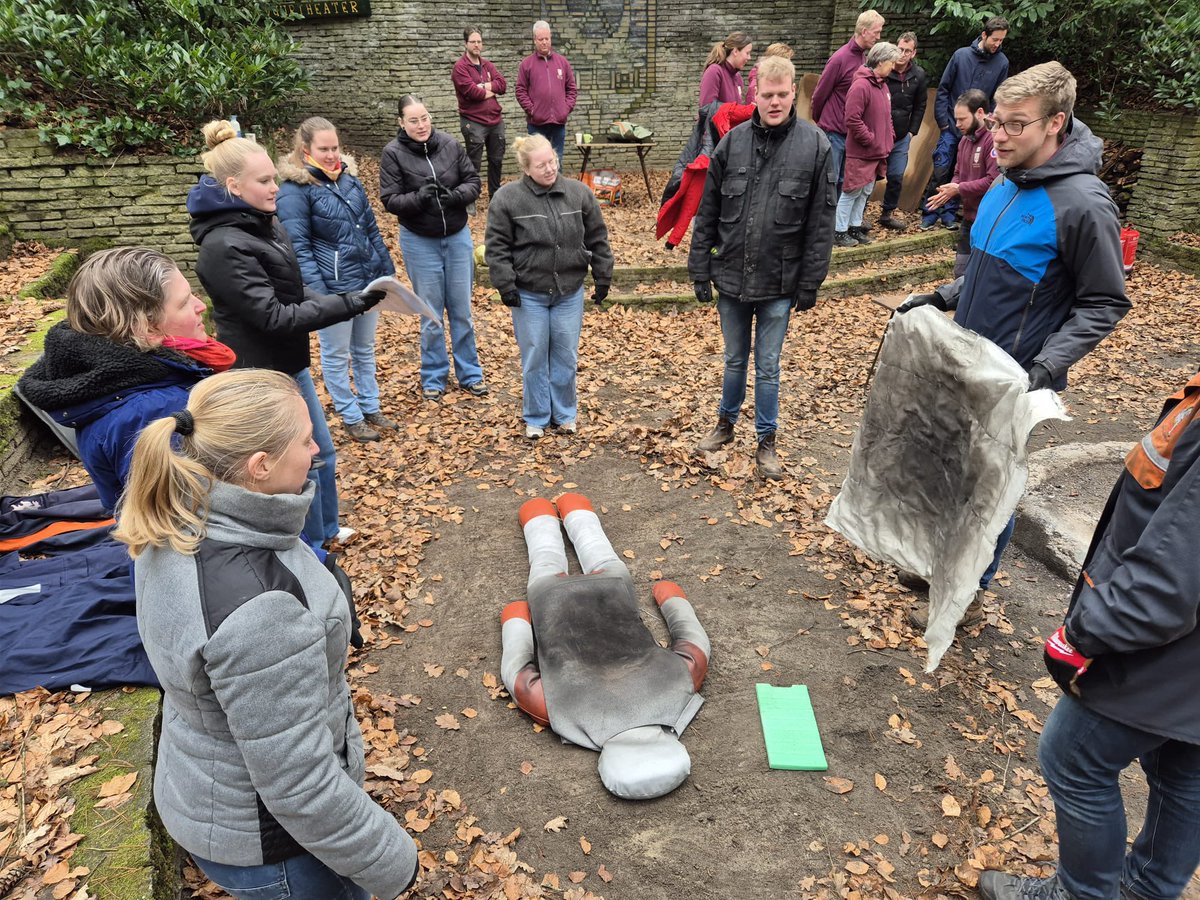 sw3lbp's tweet image. De kaderleden hebben vandaag een brandblustraining gehad. Onder begeleiding hebben ze verschillende brandjes geblust. 🔥 #scouting #sw3lbp #brandblustraining #apeldoorn #vuur #veilig